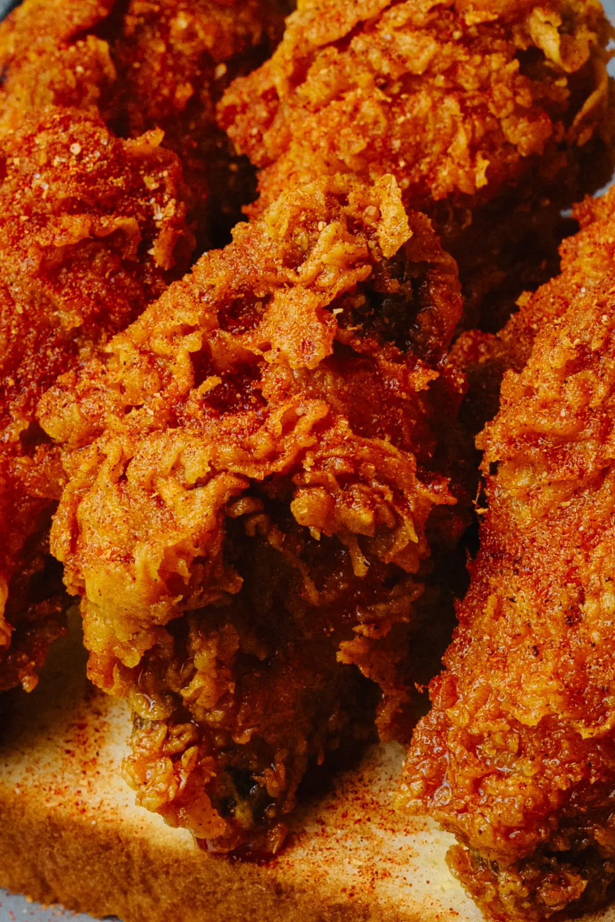 Knusprige Fried Chicken Tenders mit Paprika-Gewürz auf Toast